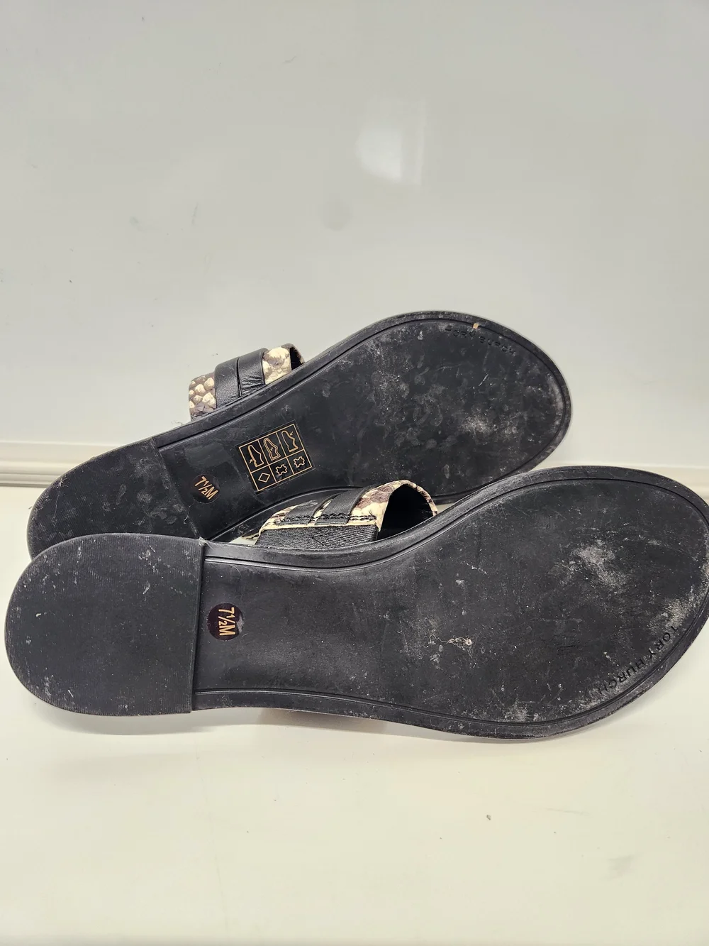 Tory Burch Leigh Flip Flop Double T Logo Snake Print Leather Sandals Size 7.5